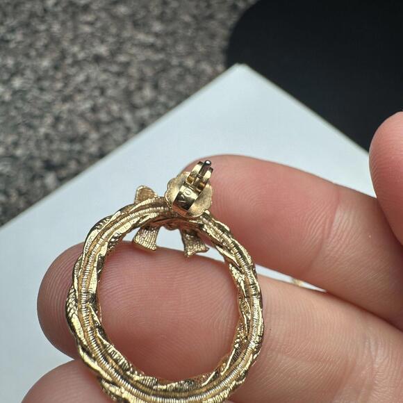 Avon Gold Tone Christmas Holiday Wreath With Bow Pierced Earrings Signed - Picture 8 of 8